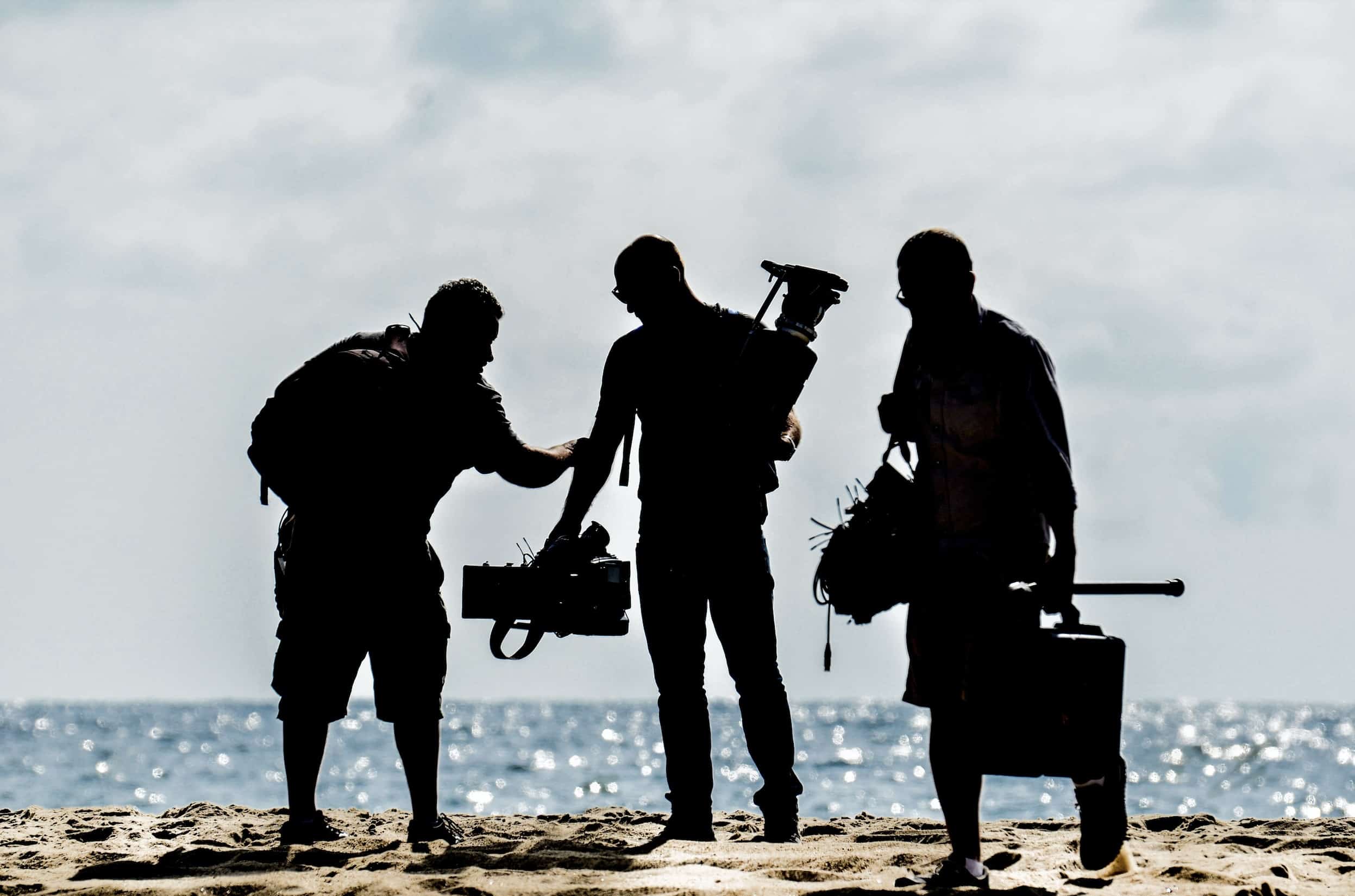 equipe de tournage sur la plage