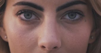 très gros plan d'une femme les yeux verts