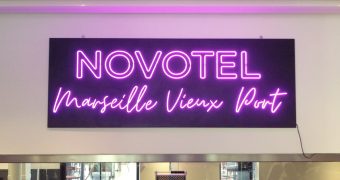 l'enseinge lumineuse du Novotel de Marseille vieux port en néon rose